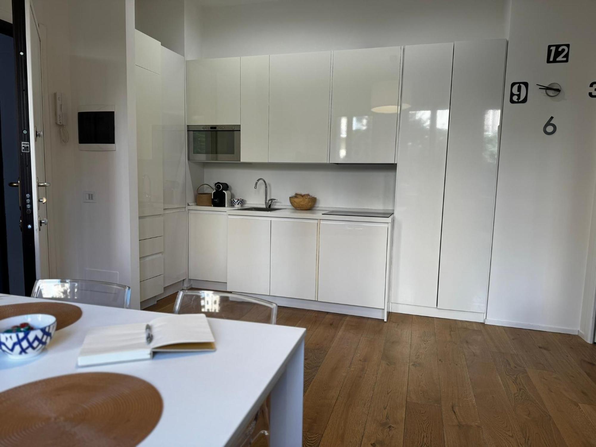 Regina In Porta Lodovica - Wifi E Breakfast Box Appartamento